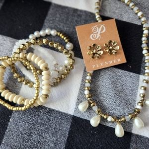 Gold and pearl jewelry plunder